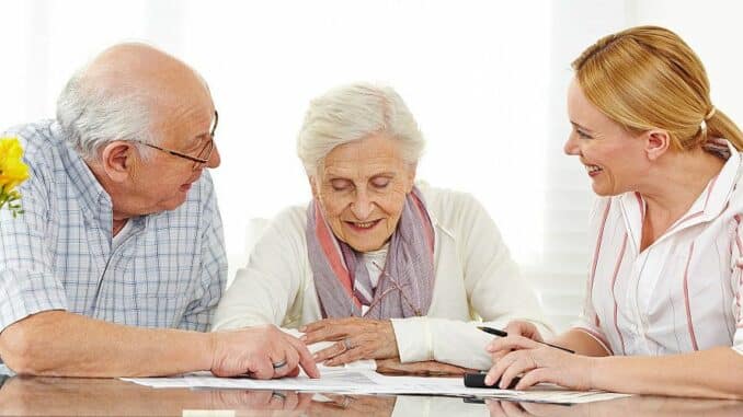 Senioren lassen sich Erhöhung der Kosten im Pflegeheim erklären