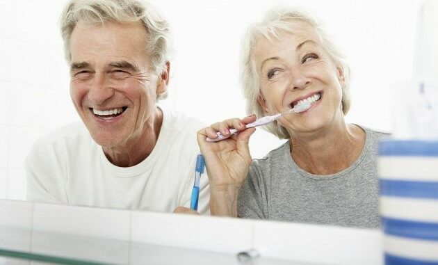 Älteres Ehepaar freut sich über ein seniorengerechtes Badezimmer