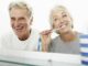 Älteres Ehepaar freut sich über ein seniorengerechtes Badezimmer